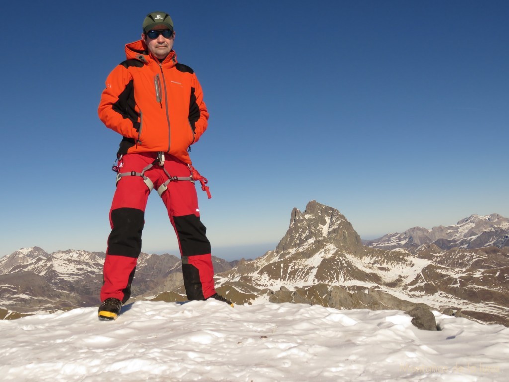 Joaquín en la cima del Pico de Anayet, 2.574 mts., detrás el Pic du Midi d'Ossau